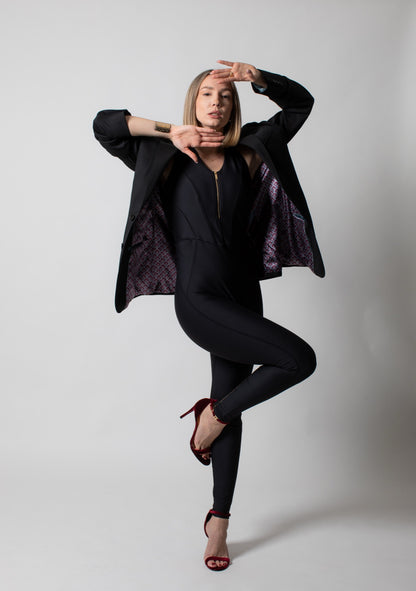 SILA kombinezon in stylish fabric, featuring a fitted design with long sleeves and a high neckline, perfect for casual wear.