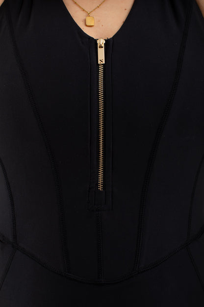 SILA kombinezon in stylish fabric, featuring a relaxed fit with adjustable straps and a front zipper, perfect for casual wear.